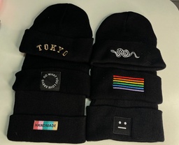 Gorro negro con diseño